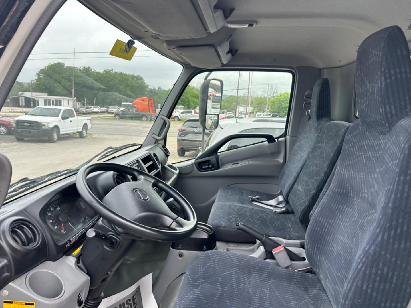 2016 White Hino XJC720 16' Box Truck (JHHRDM2H6GK) with an 5.1L 4cy engine, Automatic transmission, located at 1687 Business 35 S, New Braunfels, TX, 78130, (830) 625-7159, 29.655487, -98.051491 - Photo#5